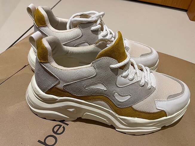 Hardal sarısı detaylı beyaz spor ayakkabı