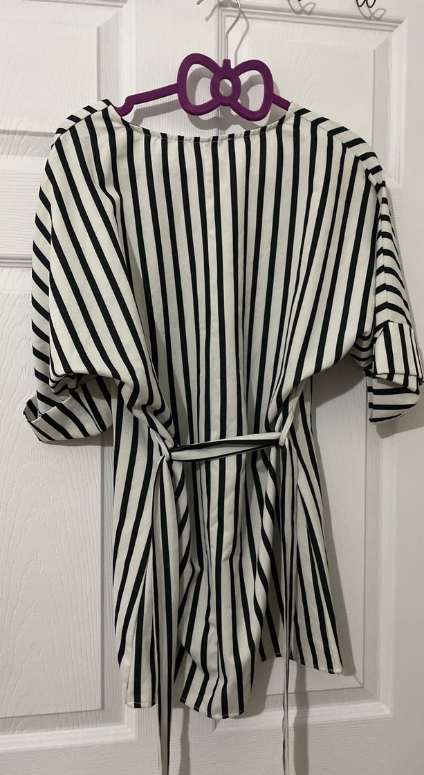 V Yaka Çizgili Pilili Kadın Gömlek - Görsel 4