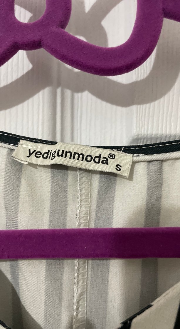 V Yaka Çizgili Pilili Kadın Gömlek - Görsel 3