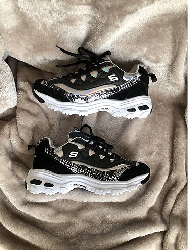 SKECHERS KADIN LEOPAR SİYAH BEYAZ