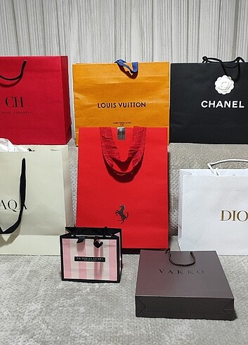 Ferrari Louis Vuitton Chanel Dior Channel Carolina Herrera Karto