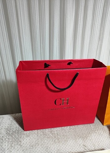 Beden Ferrari Louis Vuitton Chanel Dior Channel Carolina Herrera Karto