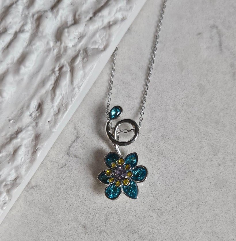 Renkli Payetli Çiçek Desenli Mini Kolye ( Swarovski model ) - Görsel 3