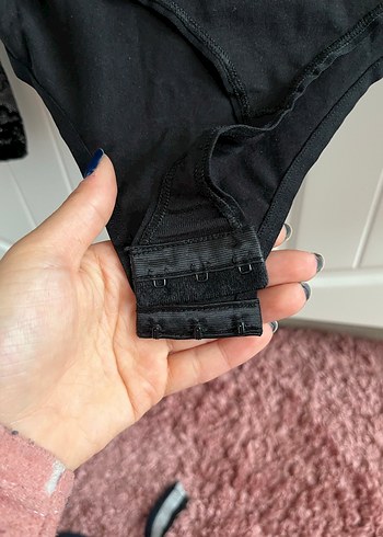l Beden Dantel Detaylı Siyah Yüksek Yakalı Bluz