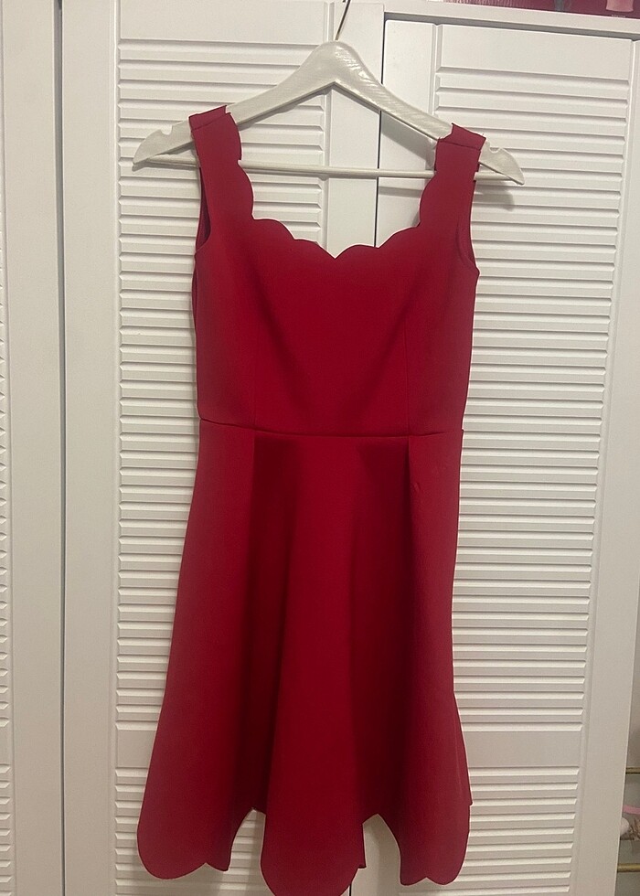 Kırmızı elbise - Görsel 2