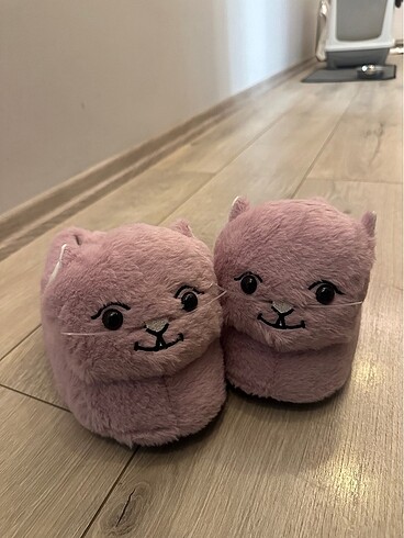 Pembe kedili ev ayakkabısı