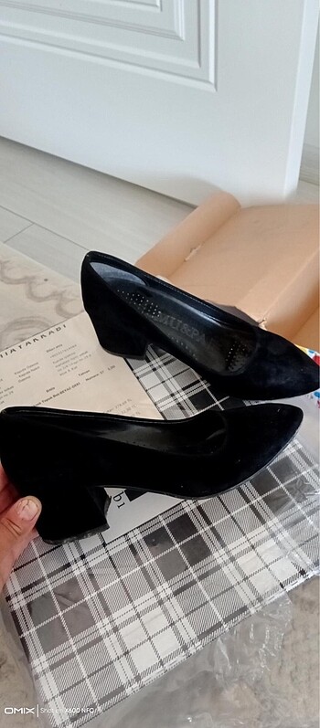 Süvet siyah topuklu ayakkabı