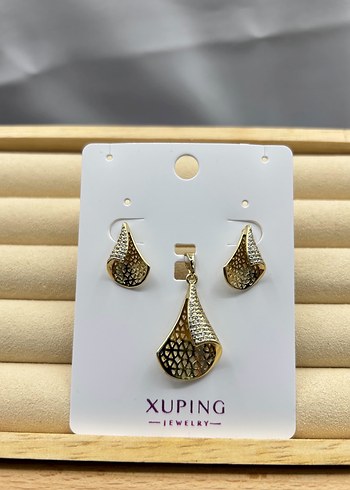 Diğer Altın Renkli Yılan Desenli Mini Küpe Seti