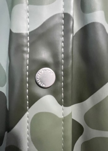 Düğmeli Kamuflaj Kadın Yağmurluk - Görsel 3