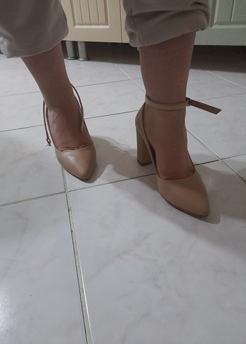 Bej Deri Tokalı Stiletto Topuklu Kadın Ayakkabı