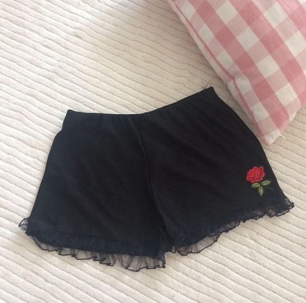 Vintage Love Gül Detay Kısa Şort