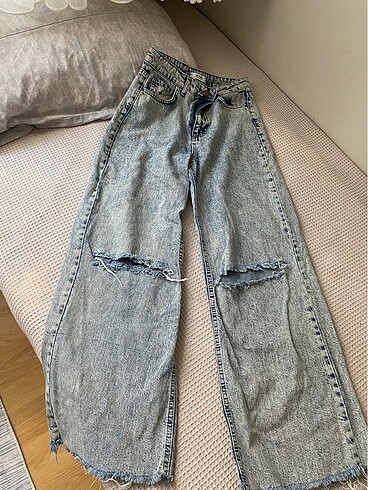 Yırtık kot jean pantolon