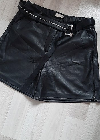 Kadın Siyah Deri Kemerli Mini Şort - Görsel 3