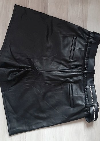 Kadın Siyah Deri Kemerli Mini Şort - Görsel 4