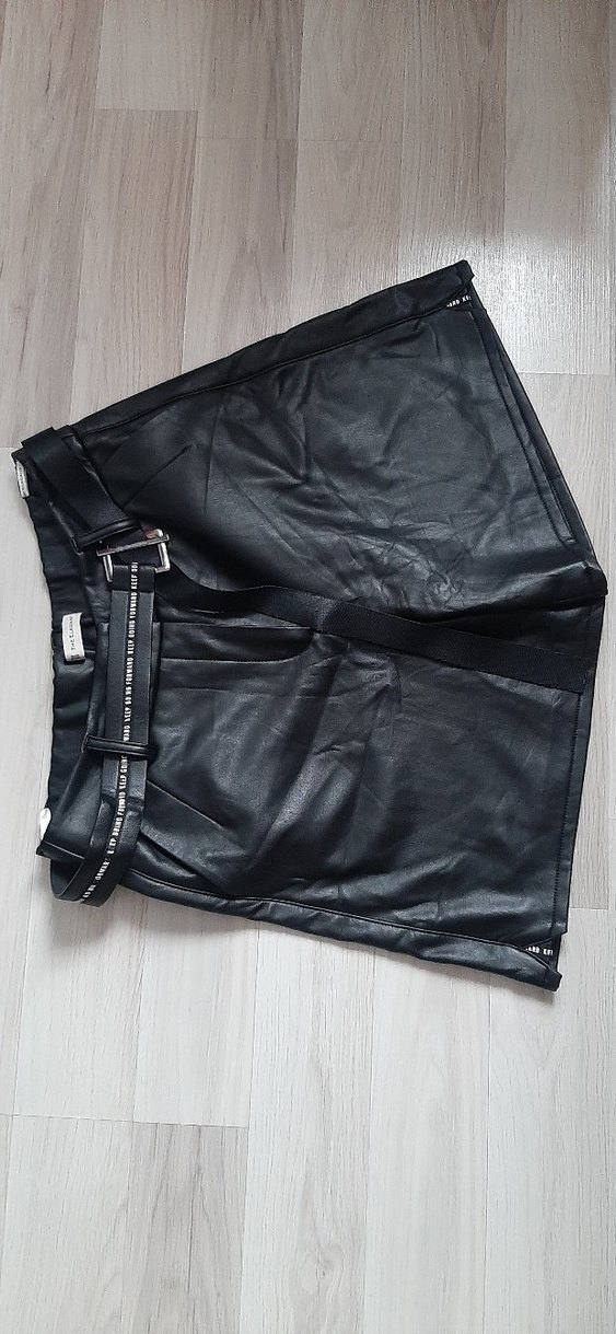 Kadın Siyah Deri Kemerli Mini Şort - Görsel 2