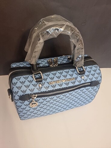 Beden Armani Çapraz Askılı Çanta
