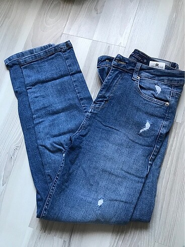 Yırtık detaylı jean