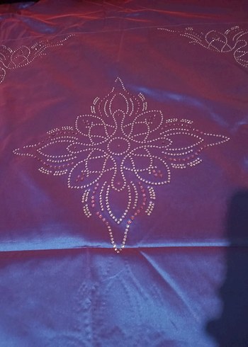 İşlemeli Parlak Mor Yatak Örtüsü - Görsel 2