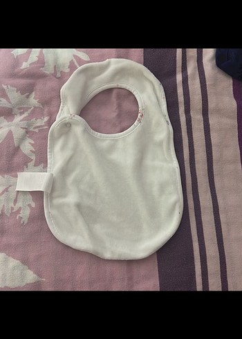 Beyaz Çiçek Desenli Bebek Önlüğü - Görsel 2