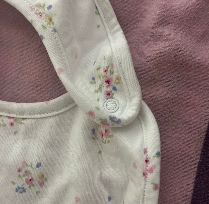 Beyaz Çiçek Desenli Bebek Önlüğü - Görsel 4