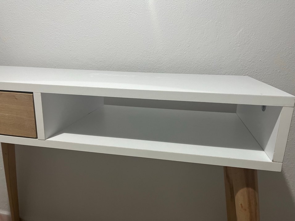 Dresuar Beyaz ve Ahşap Ayaklı Dekoratif Raf - Görsel 3