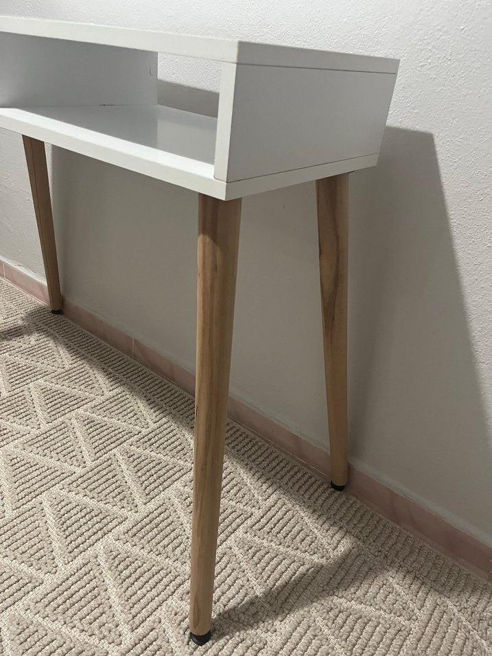 Dresuar Beyaz ve Ahşap Ayaklı Dekoratif Raf - Görsel 4