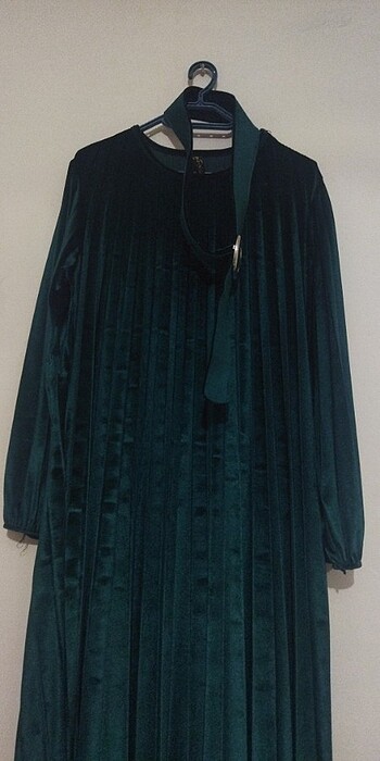 Zümrüt yeşili kadife elbise 