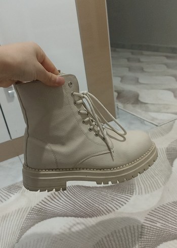 Bej Deri Bağcıklı Kadın Botu