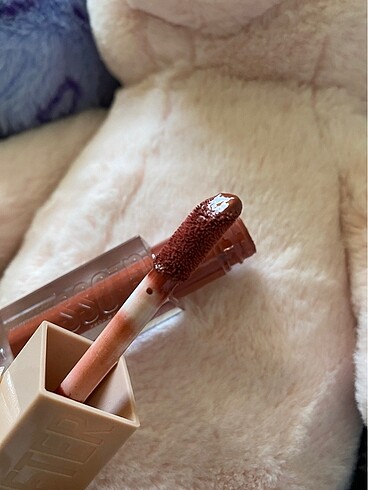 Beden Maybelline Lifter Gloss Rust