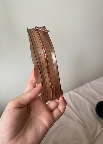 Bej Parlak Dudak Şeklinde Makyaj Çantası - Görsel 3