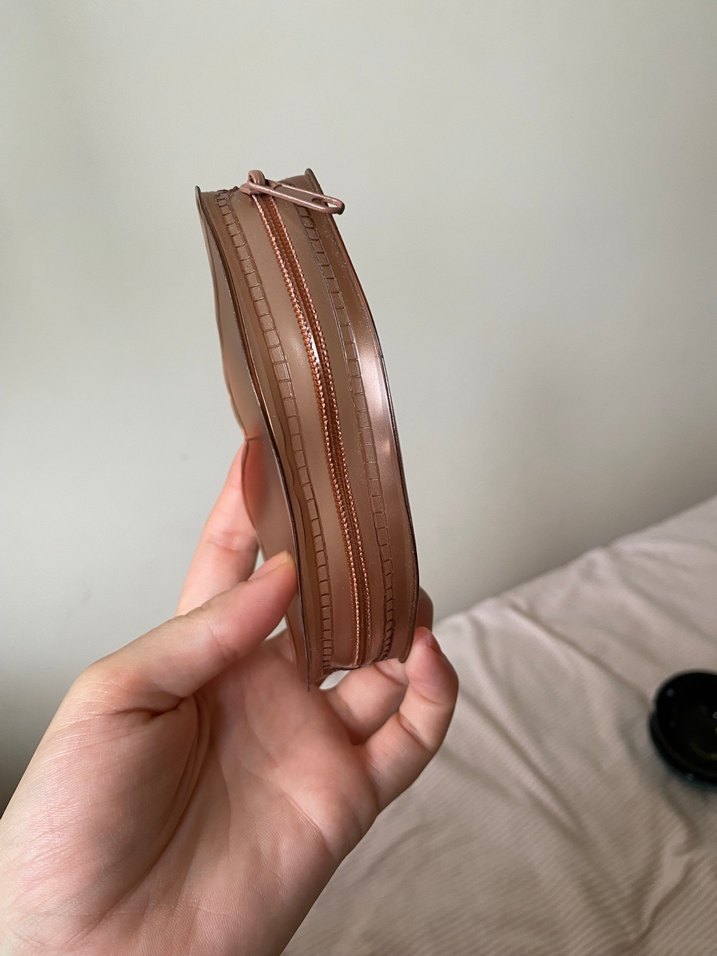 Bej Parlak Dudak Şeklinde Makyaj Çantası - Görsel 3