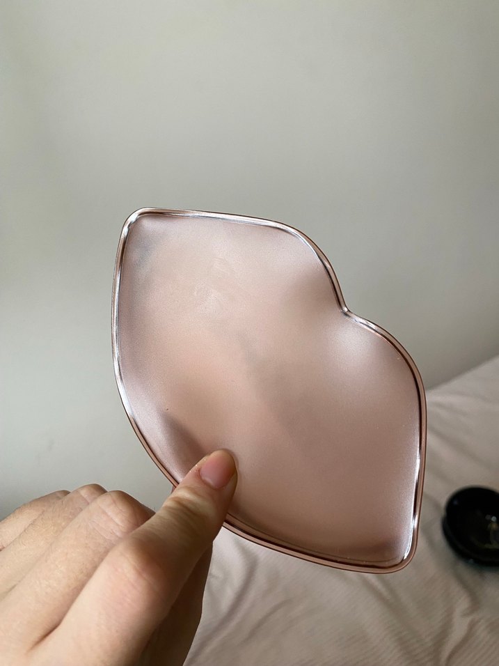 Bej Parlak Dudak Şeklinde Makyaj Çantası - Görsel 2