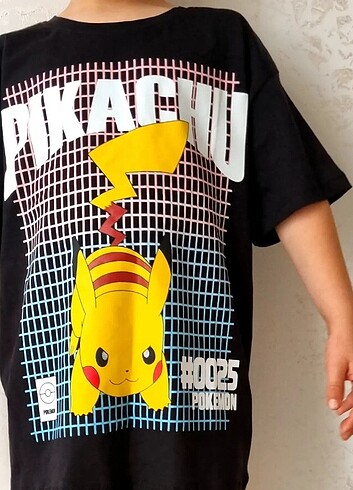 6 Yaş Beden siyah Renk yepyeni orijinal zara tshirt, pikachu design 6 yaş