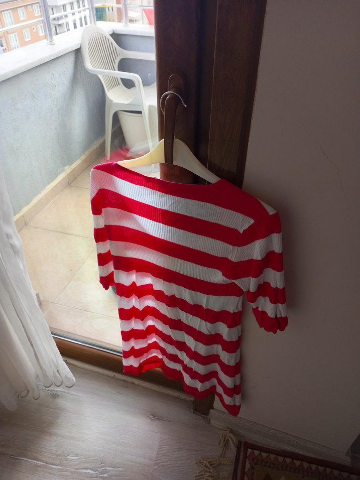 Tiffany trende Kısa Kollu Kırmızı Çizgili  l beden Tişörtü - Görsel 2