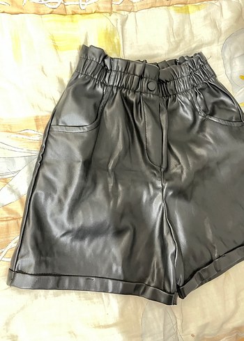 Kadın Siyah Deri Midi Şort - Görsel 3