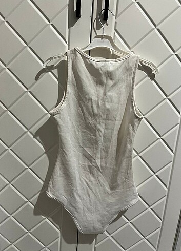 Beyaz çıtçıtlı body 