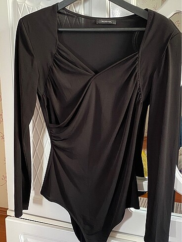 Siyah vatkalı drape detaylı bluz