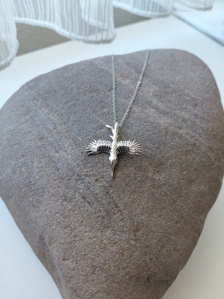 Gri Mini Anka Kuşu Desenli Zincir Detaylı Kolye - Görsel 4