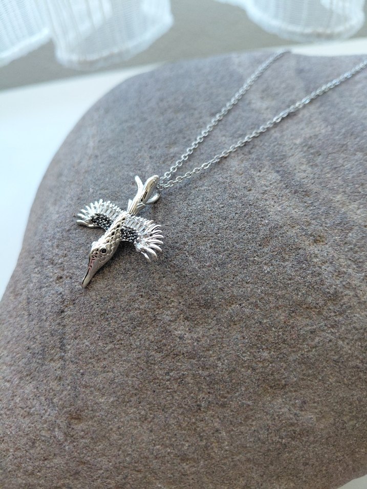 Gri Mini Anka Kuşu Desenli Zincir Detaylı Kolye - Görsel 2