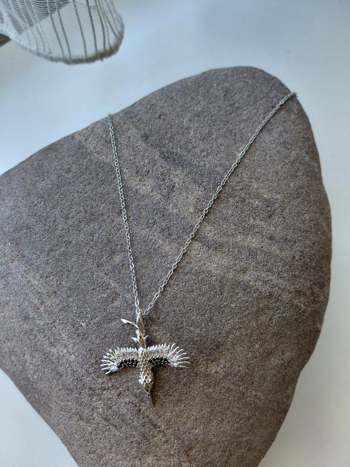 Gri Mini Anka Kuşu Desenli Zincir Detaylı Kolye - Görsel 5