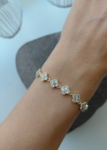 İşlemeli Zincir Detaylı Yonca Altın Renk Bileklik - Görsel 6