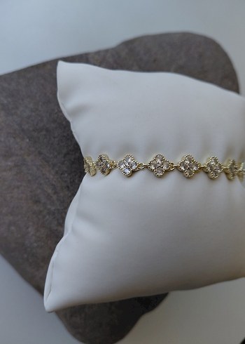 İşlemeli Zincir Detaylı Yonca Altın Renk Bileklik - Görsel 2