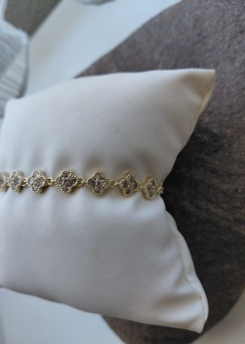 İşlemeli Zincir Detaylı Yonca Altın Renk Bileklik - Görsel 3