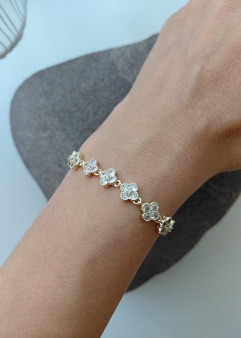 İşlemeli Zincir Detaylı Yonca Altın Renk Bileklik - Görsel 7