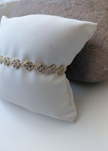 İşlemeli Zincir Detaylı Yonca Altın Renk Bileklik - Görsel 5