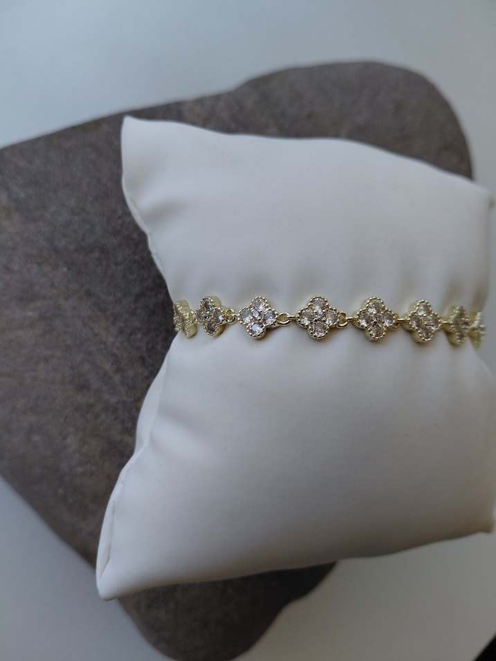 İşlemeli Zincir Detaylı Yonca Altın Renk Bileklik - Görsel 2