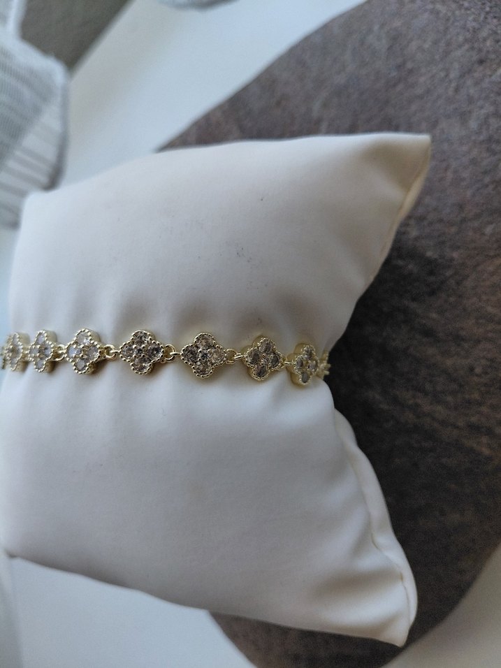 İşlemeli Zincir Detaylı Yonca Altın Renk Bileklik - Görsel 3