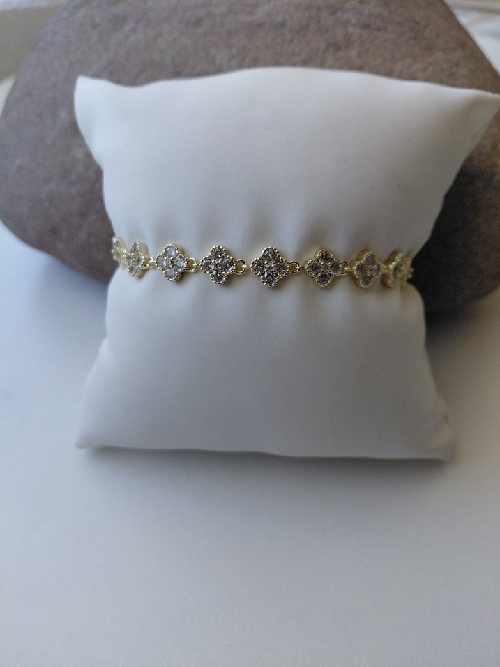 İşlemeli Zincir Detaylı Yonca Altın Renk Bileklik - Görsel 4