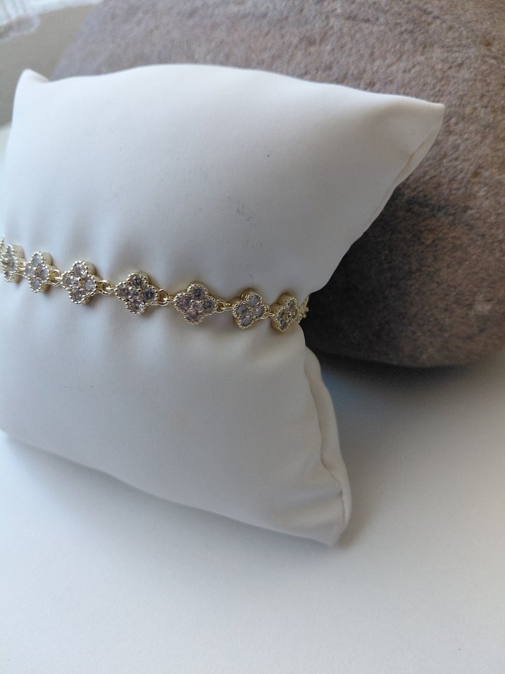 İşlemeli Zincir Detaylı Yonca Altın Renk Bileklik - Görsel 5