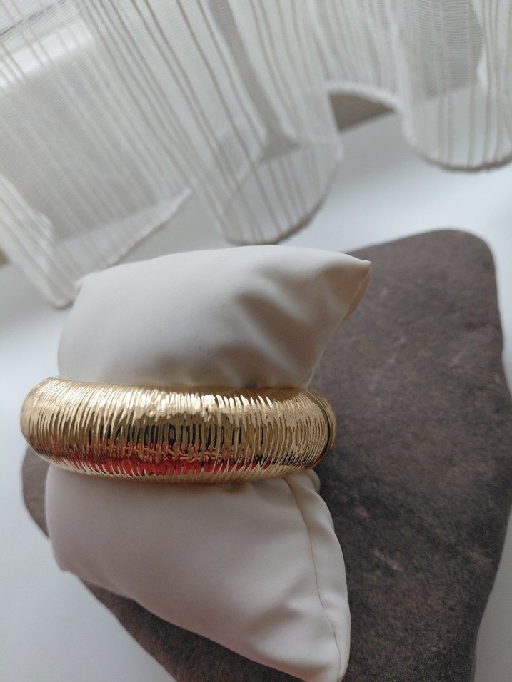 Altın Renk Tırtıklı Kadın Bileklik Kelepçe - Görsel 2